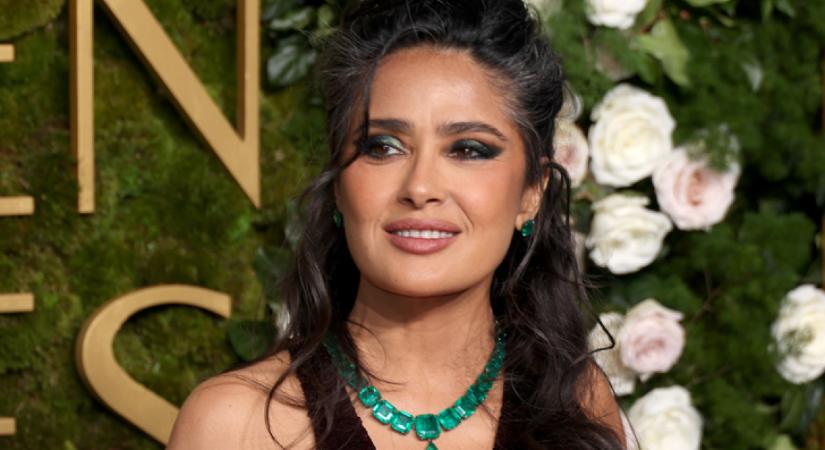 Salma Hayek fekete bársonyruhában villantotta meg álomalakját