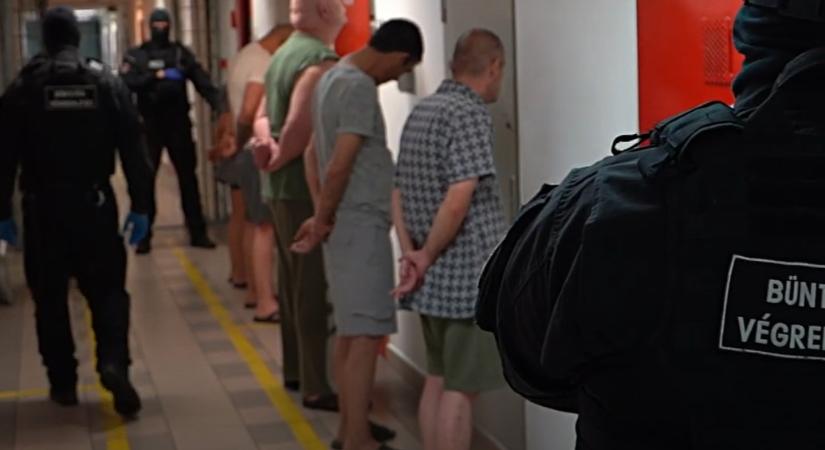 Megszólalt a büntetés-végrehajtás a börtönben üzemeltetett call centerről – Videón a zárkavizsgálat