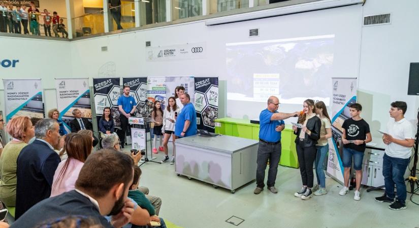 Győri diákok kérdéseire válaszolt Kapu Tibor kutatóűrhajós a Széchenyi István Egyetem, a Mobilis és az NMHH közös programján