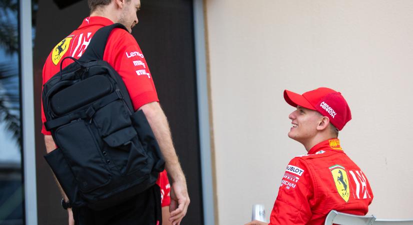 F1: Sebastian Vettel is segíti Mick Schumachert az újonc évében