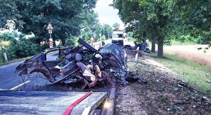 Teljesen megsemmisült egy BMW a 26-os főúton – Látott már fotót kettészakadt autóról?