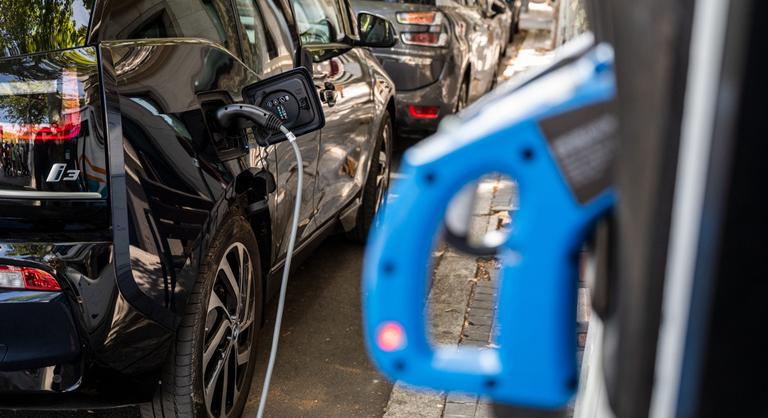 Hajtásláncok harca: miközben az elektromos jön fel, a belső égésű sem tűnik el