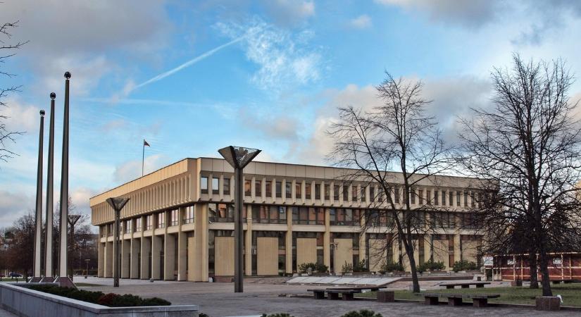 Evakuálni kellett Litvánia kormányfőjét és házelnökét - ezután jött a csavar