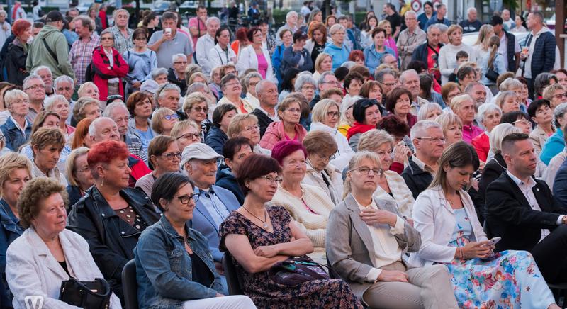 A Koprive és a Culture Cuvée teraszkoncertje a Városháza előtt