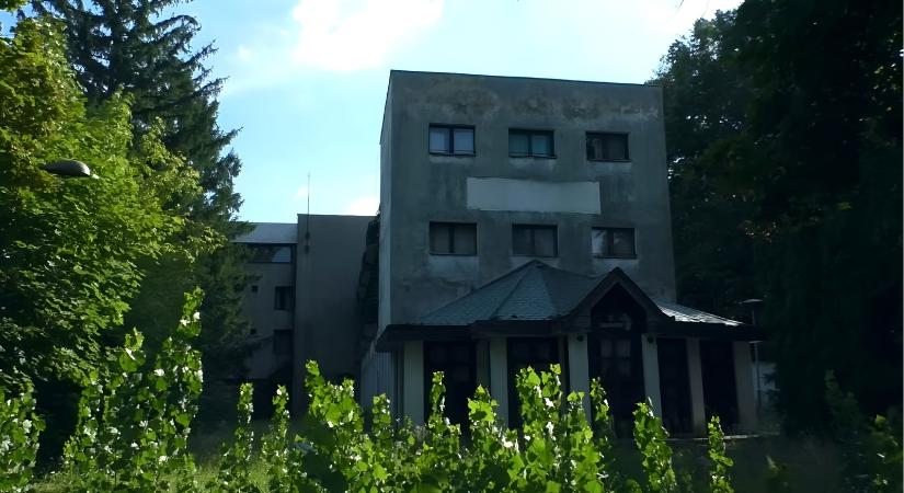 A kamera hirtelen rendkívülit látott az elhagyatott balatoni szálloda egyik szobájában, különös feliratokkal volt tele a fal
