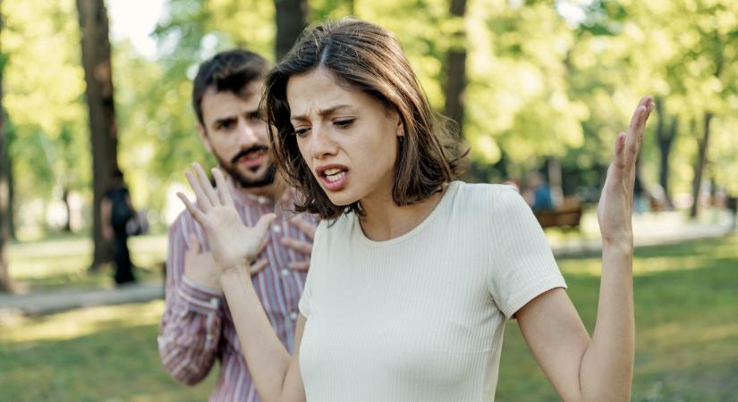 Gyanús, hogy titkolózik a párod? A „pocketing” árulkodó jelei
