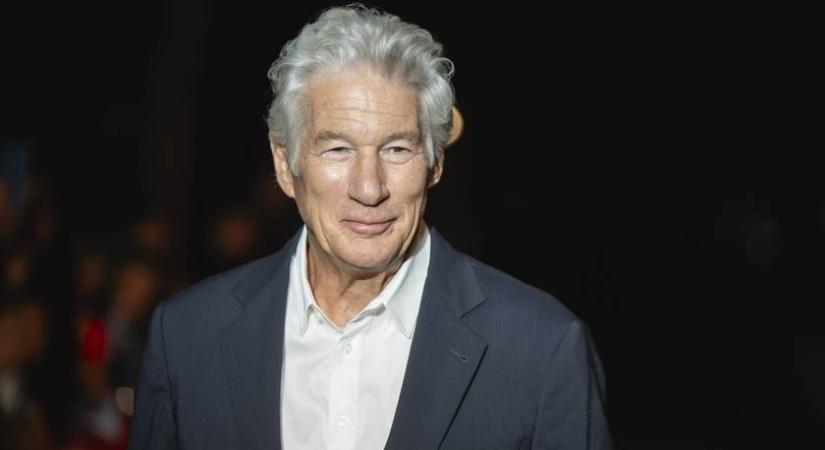 Richard Gere-t lebuktatták: csúfos módon átvágta a fiatalabb énekesnőt