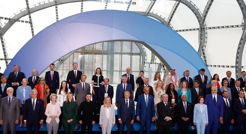 Az EU újabb 2,3 milliárd eurót mozgósít Ukrajna újjáépítésére – Von der Leyen: Ukrajna jövője Európa