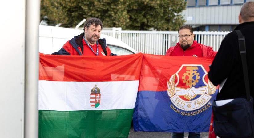 Sztrájkoltak a győri Nemak hengerfejöntői: elszántak a dolgozók – fotók
