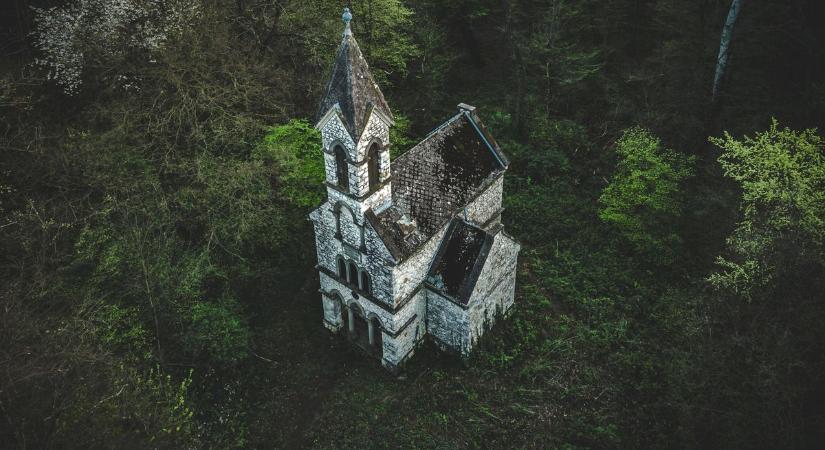 Elfeledett szentély a rengetegben – a Tarányi-kápolna, amit visszavett a természet ( galéria)