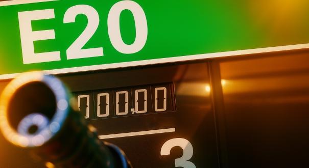 Hol kapható, miért olcsóbb és mennyi etanol van benne? Mindent az új E20 benzinről!