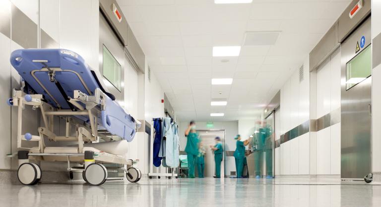 Nem csillapodik az orvosbérek körüli vita, a MOK szerint a túlórázó orvosok tartják víz felett a rendszert
