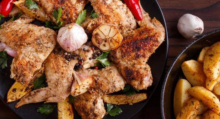 Fokhagymás, grillen sült csirkeszárny: ettől a páctól olyan finom