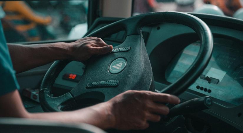 Őrizetbe vettek egy buszsofőrt, halálfélelmük volt az utasoknak