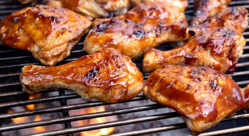 Ragacsos grillezett csirkecombok mézes BBQ-szósszal: egyszerre édes és csípős