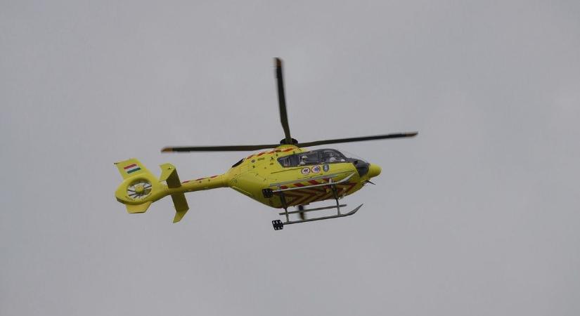 Árokba borult egy autó, mentőhelikopter is érkezett a helyszínre