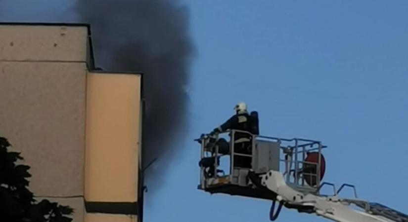 Tűz ütött ki Győrben egy tízemeletes épület legfelső szintjén- Cikkünk frissül