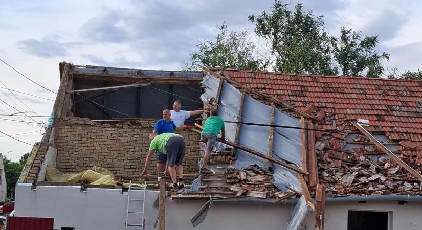 „Most minden segítség jól jön…” – kisgyerekes család életét tette tönkre a pusztító erejű vihar