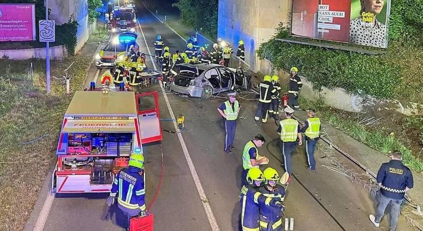 Korlátnak csapódott az autó, hárman megsérültek a súlyos burgenlandi balesetben