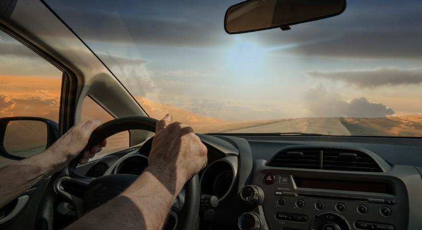 A benzinkúton felejtette a nejét, csak 300 km-rel odébb vette észre