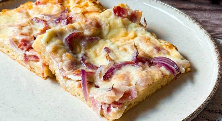 Lila hagymás langalló baconnel: puha, krumplis tésztából készül