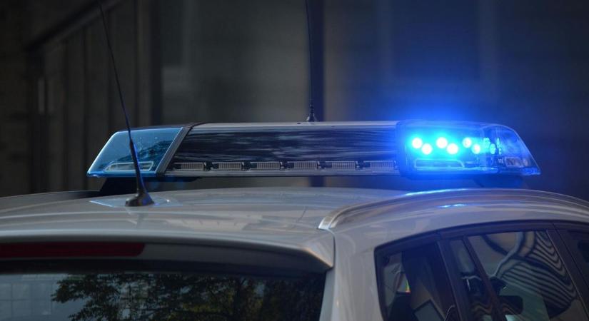 Brutális baleset a 26-os főúton: kettészakadt autó, életveszélyben a sofőr