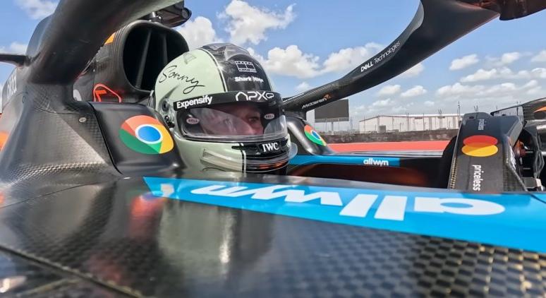 Videó: Így vezette Brad Pitt az F1-es McLarent a COTA-n