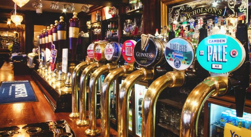 Naponta bezár egy brit pub, nem a sörivók teszik őket tönkre, hanem a kormány