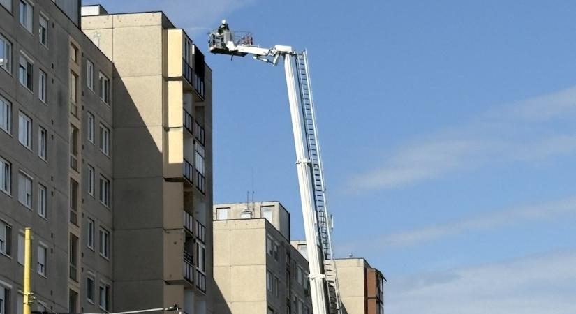 Tűz ütött ki egy tízemeletes panelházban a győri Szigethy Attila úton