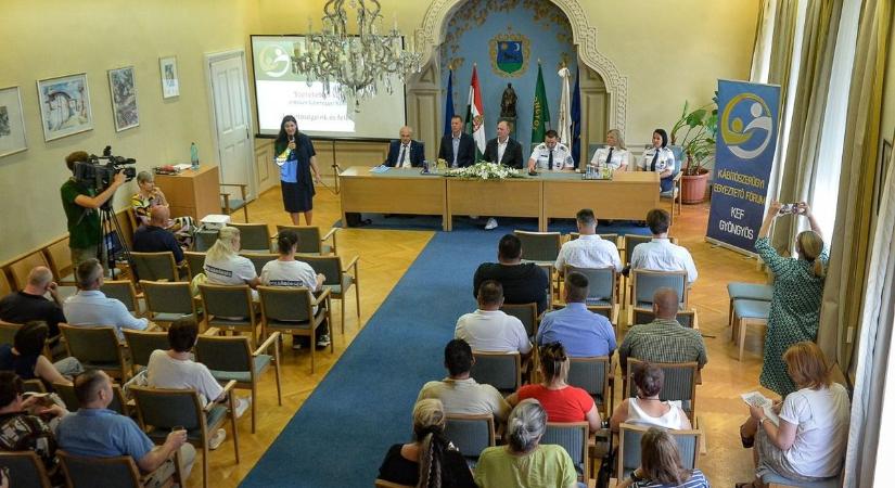 A rendőrnő még focizik is a gyerekekkel, csak hogy megóvja őket a drogtól