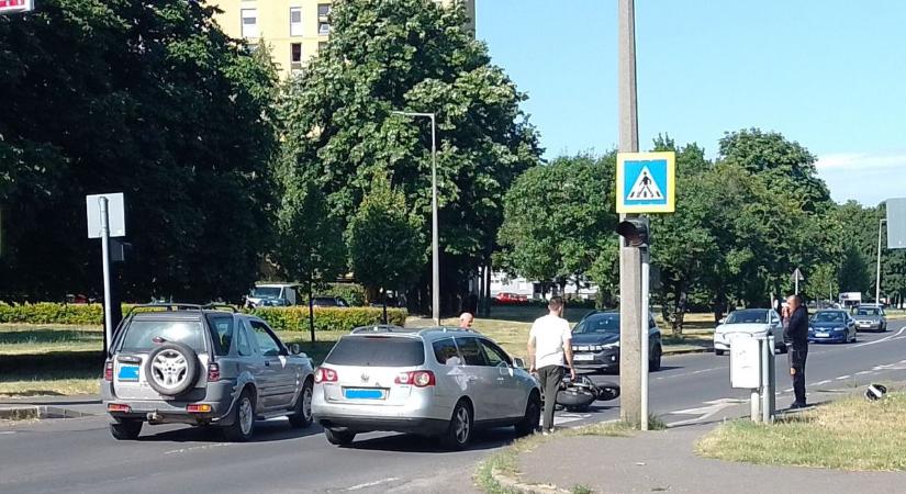 Szörnyen indul a nap: motoros ütközött személyautóval Pécsen