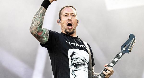 A Volbeat frontembere lopta az első gitárját, de másnap vissza is adta