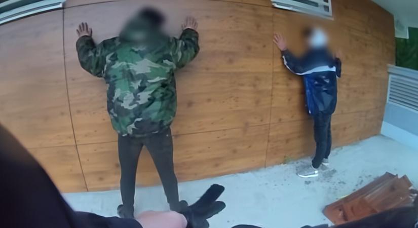 VIDEÓN a rendőrök akciója, amely során elfogtak két veszélyes betörőt