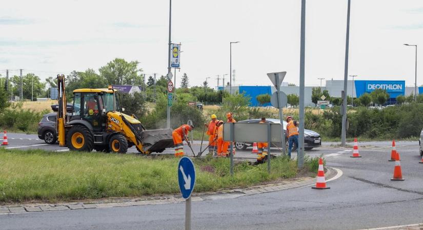 Jókora torlódás alakult ki Szombathely egyik legforgalmasabb csomópontjánál - fotók