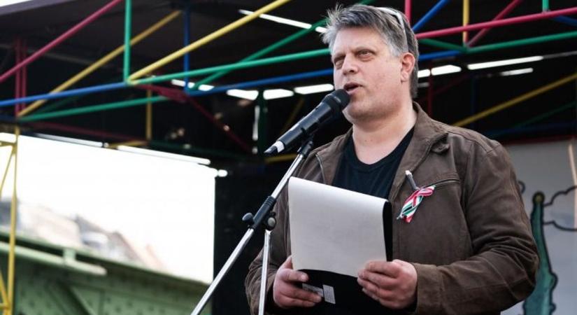 A Bruti nevű szociológus leül az öreganyám 1974-es kanapéjára