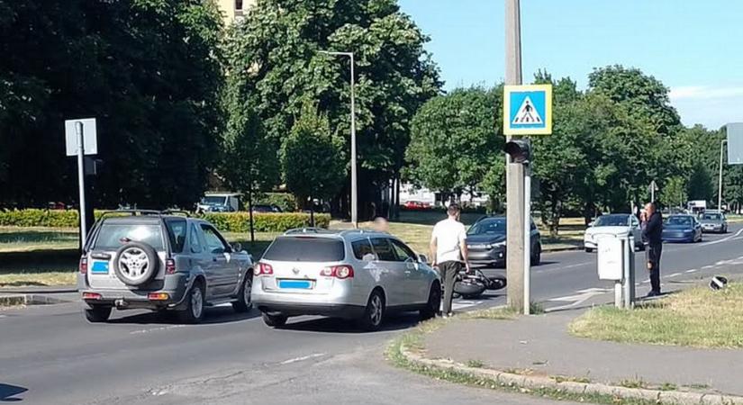 Motorossal ütközött egy autó Kertvárosban