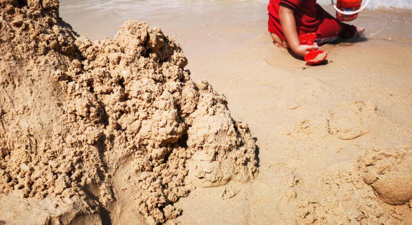 TRAGÉDIA: Meghalt egy fiú, miután ráomlott a saját kezével ásott homokgödör a strandon