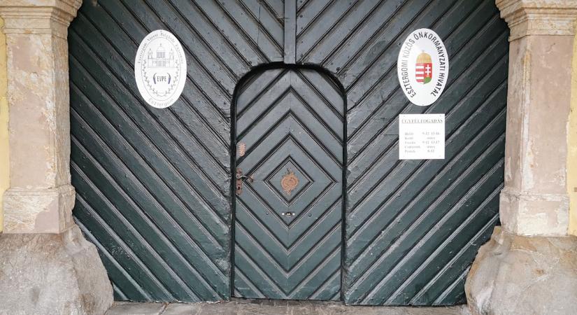 Ideiglenesen lezárják az esztergomi városháza főbejáratát