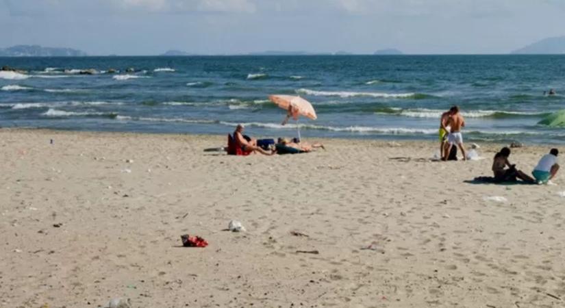 Tragédia a strandon: játékból eltemették, megfulladt a homokban egy 17 éves fiú