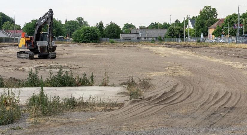 Látványos lesz az új debreceni lakópark, de az üzletsornak többen fognak örülni –fotókkal