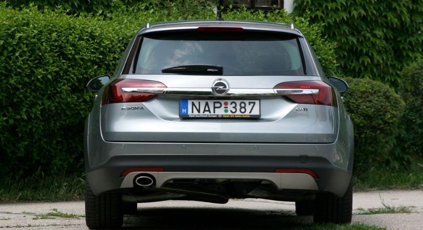 Ezért kapott trükkös, extra hátsó lámpákat a népszerű családi Opel