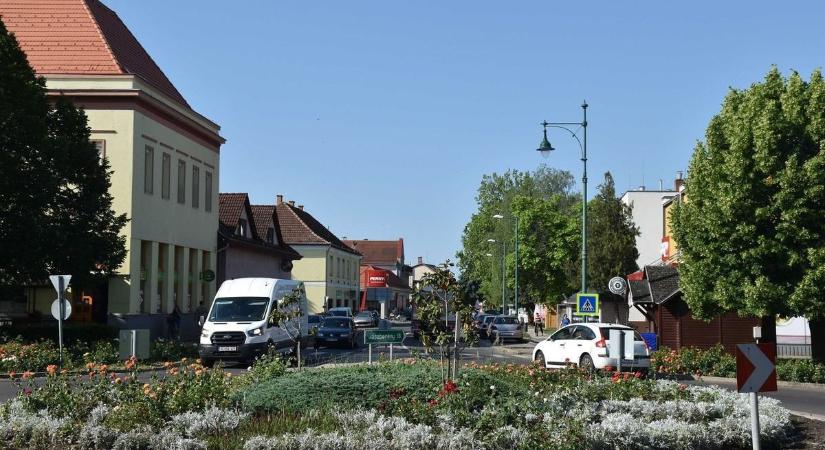 Lezárások jönnek a hétvégén a jászsági városban, a Halász utcai buszmegállókat is áthelyezik