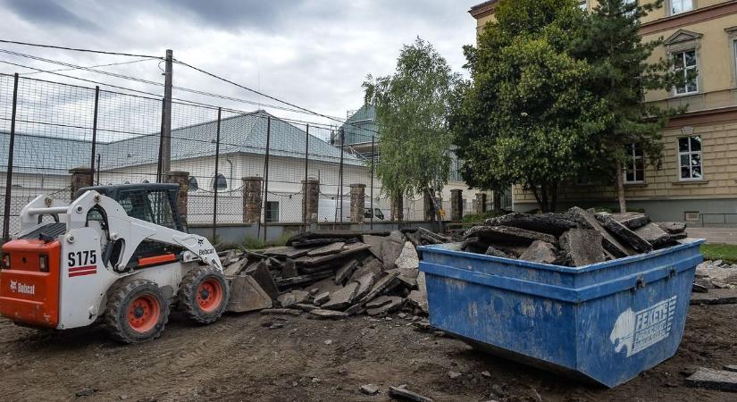 Hatalmas változás előtt a nagy múltú iskola Hevesben, már törik az aszfaltot