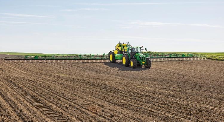 Intelligens technológia, elsőosztályú precizitással – John Deere R900-as permetezőcsalád