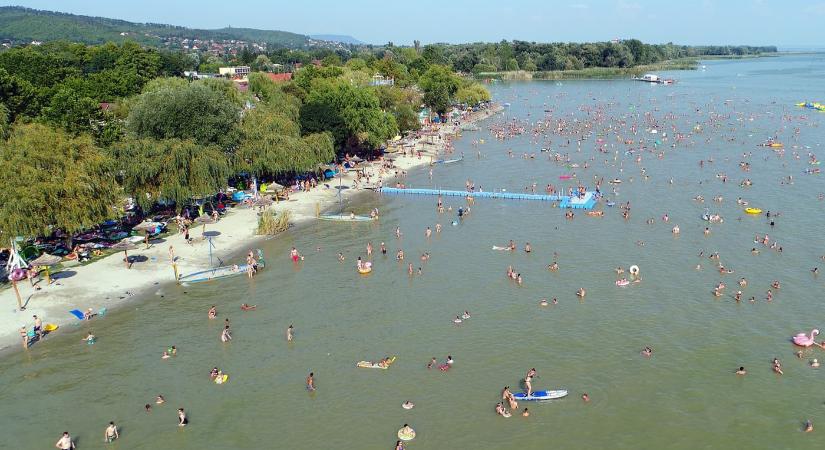Ezek lettek a Balaton legjobbra értékelt strandjai a 2025-ös Kék Hullám Zászló minősítés szerint
