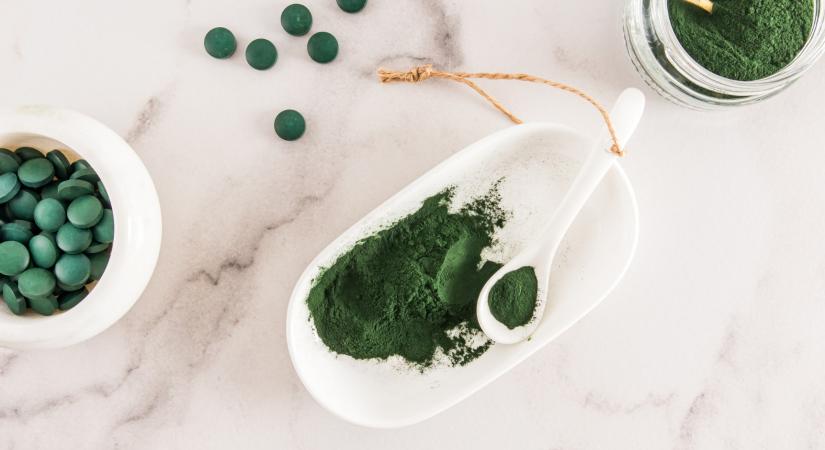 A spirulina igazi csodaszer: csökkenti az allergiát, májtisztító, koleszterin javító