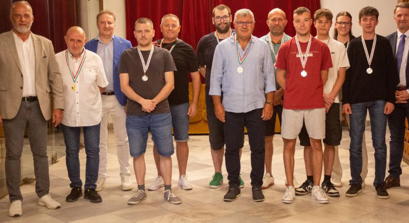 Éremosztás az asztaliteniszezőknél