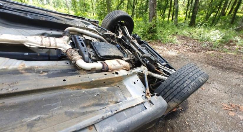 Hajnalban csöngött a telefon a szolnoki ügyeleten, egy árokban heverő autó közeléből jött a hívás
