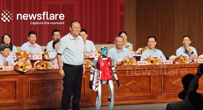 „Leérettségizett” egy humanoid robot Kínában