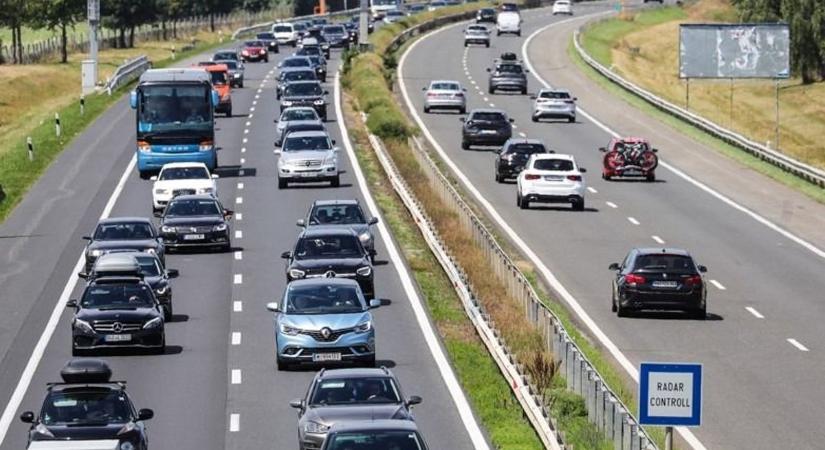 Hét személykocsi hajtott egymásba az M1-esen, több mentőegységet riasztottak